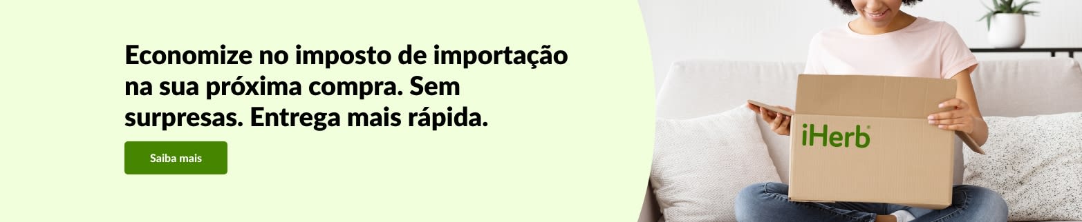 Mulher sorridente no sofá abre uma caixa da iHerb, o texto do anúncio destaca ausência de imposto de importação, entrega mais rápida e zero custos surpresa.