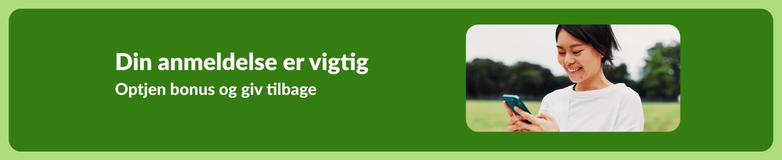 iHerb-banner, der opfordrer kunder til at efterlade anmeldelser, med en smilende person, der bruger en smartphone udendørs.
