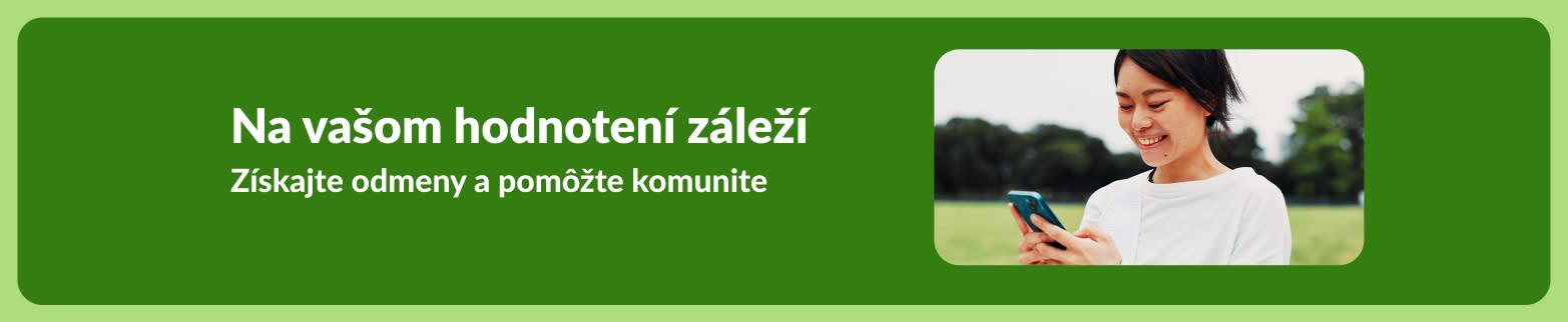 Banner iHerb, ktorý povzbudzuje zákazníkov, aby zanechali recenziu, so zobrazením usmiatej osoby používajúcej smartfón vonku.