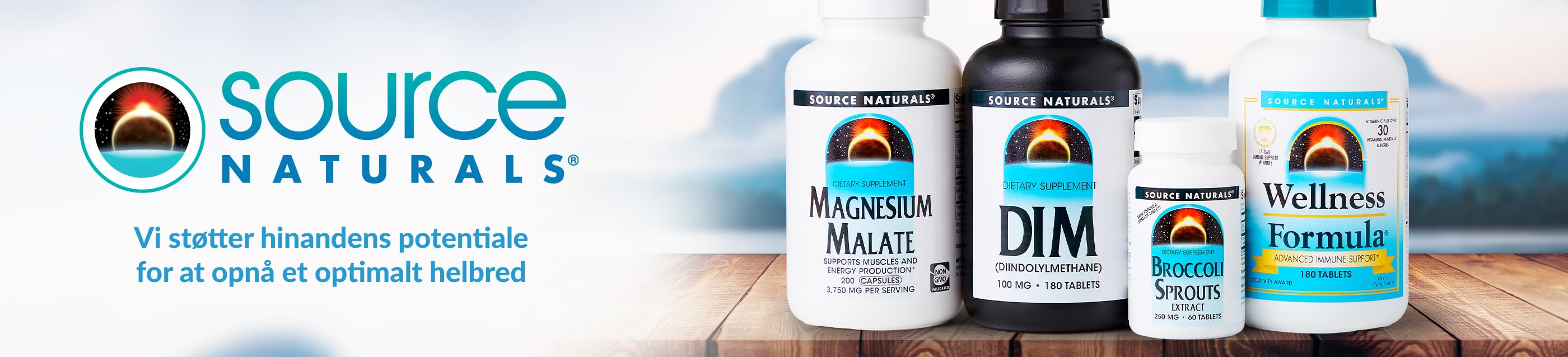 Source Naturals-banner med magnesiummalat, DIM, broccolispirer og Wellness Formula-kosttilskud for optimal sundhed.
