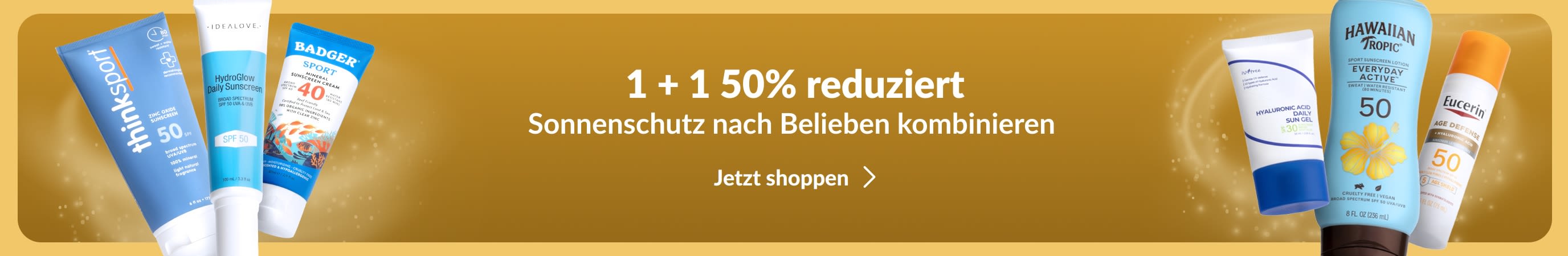 Zwei Gruppen verschiedener Sonnencremes beiderseits eines goldenen Banners. Auf dem Banner steht: „1 + 1 50% reduziert. Sonnenschutz nach Belieben kombinieren.“