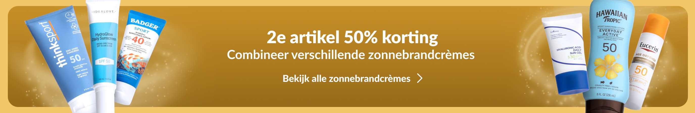 Twee groepen verschillende zonnebrandproducten aan weerszijden van een gouden banner. De promotietekst op de banner luidt: 