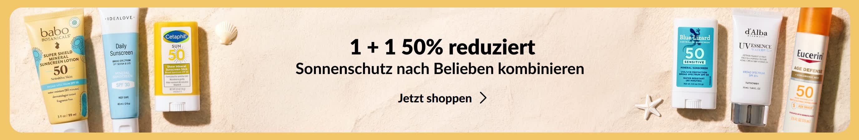 Zwei Gruppen verschiedener Sonnencremes beiderseits eines goldenen Banners. Auf dem Banner steht: „1 + 1 50% reduziert. Sonnenschutz nach Belieben kombinieren.“