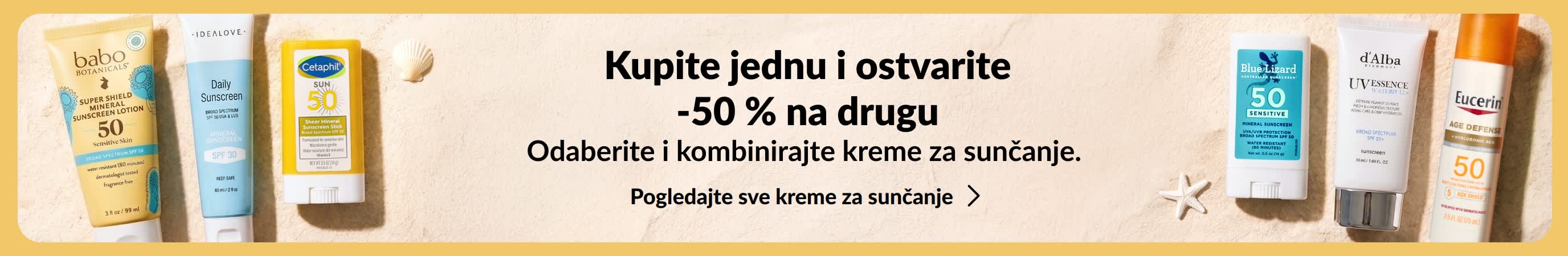 Dvije skupine različitih proizvoda za zaštitu od sunca nalaze se s obje strane zlatnog reklamnog natpisa. Promotivni tekst na reklamnom natpisu glasi: „Kupite jednu i ostvarite -50 % na drugu kremu za sunčanje.”