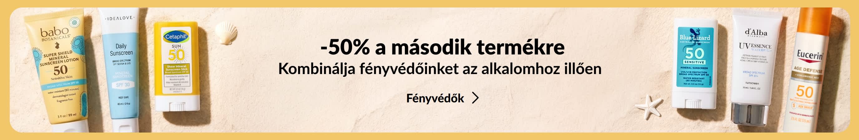 Egy arany színű banner két oldalán két csoportban elrendezett különböző napvédő termékek láthatók. A szalagcímre írt promóciós szöveg így szól: „50% kedvezmény a második fényvédő termékre.”