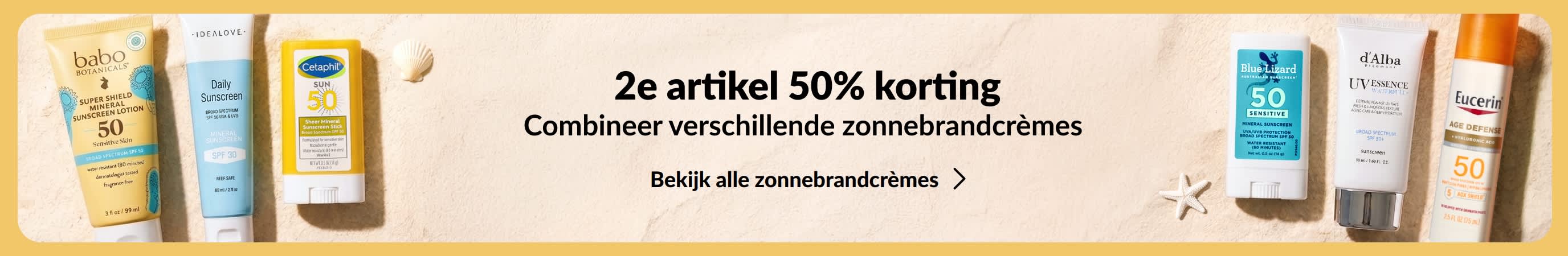 Twee groepen verschillende zonnebrandproducten aan weerszijden van een gouden banner. De promotietekst op de banner luidt: 