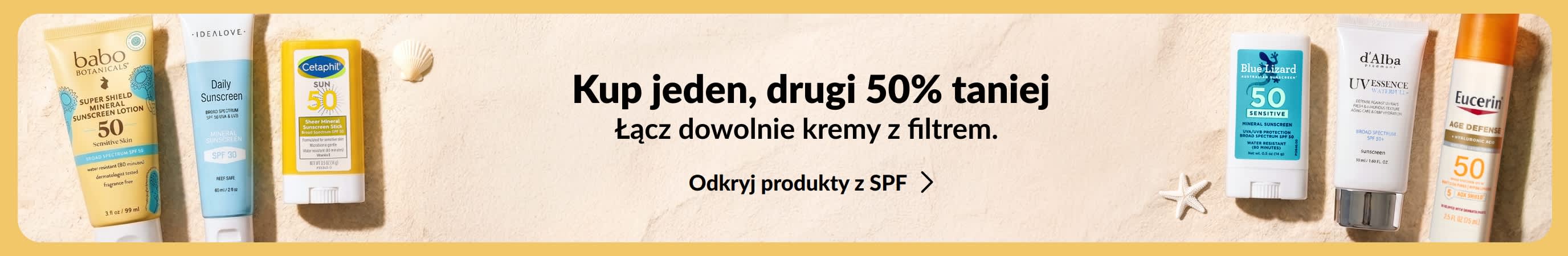 Dwie grupy różnych produktów przeciwsłonecznych po obu stronach złotego baneru z napisem promocyjnym: Kup jeden produkt do opalania, drugi 50% taniej.