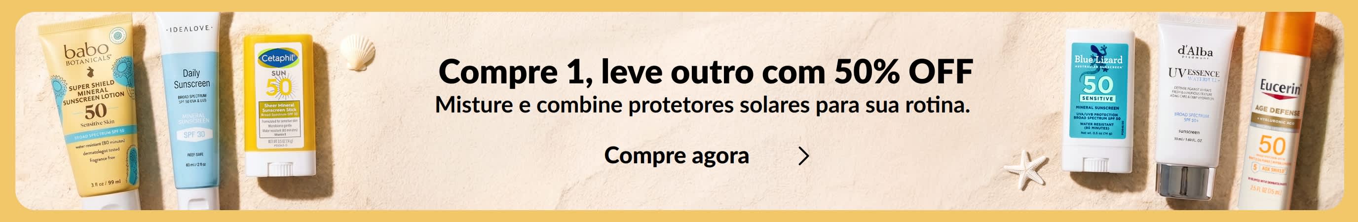 Protetores solares variados distribuídos dos dois lados de um banner dourado, com o texto: “Compre 1, leve outro com 50% OFF. Misture e combine protetores solares para sua rotina.”