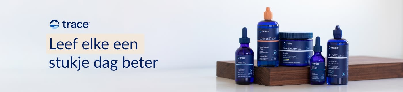 Supplementen met sporenelementen in blauwe flessen en de slogan 