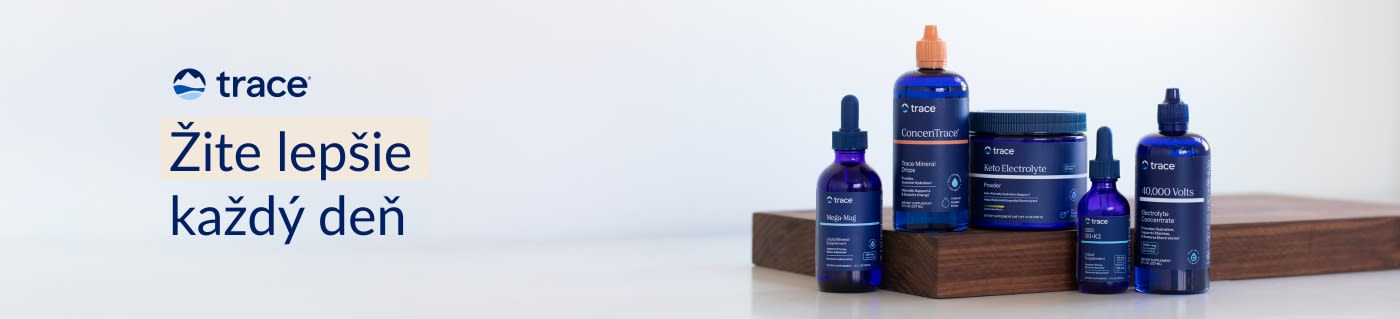 Doplnky Trace Minerals v modrých fľašiach so sloganom „Žite lepšie každý deň“.