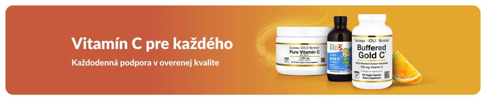 Baner s textom „Vitamín C pre každého“ s výživovými doplnkami a kúskom pomaranča.