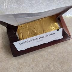 チョコレート入り塩キャラメルダークチョコレート、カカオ55％、90g