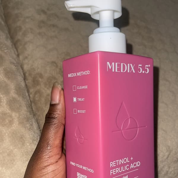 Crème MEDIX 5.5 Au Rétinol Et Acide Férulique - Ultra Éclaircissante Et Anti-Imperfections - Pour Le Visage, Le Cou Et Le Corps
