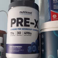 3d Rendono Della Polvere Di Pre-allenamento Con Le Teste Di Legno E Il Kettlebell Illustrazione - Foto 9