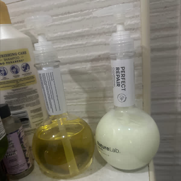 NatureLab. Tokyo Volumen Shampoo - Veganes Volumenshampoo Ohne Sulfate Für Volleres Haar, 360 Ml