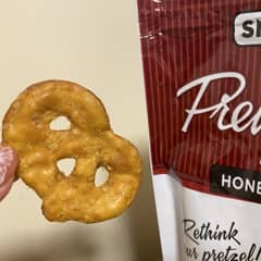 プレッツェルページ 🥨🥨🥨 . プレッツェルくん、編みました😚🧶 . 顔の位置どこに