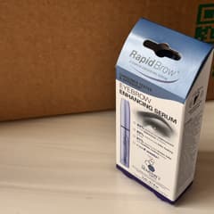 アイブロウエンハンシングセラム、3 ml(0.1 fl oz)