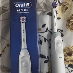 Oral-B PRO-EXPERT 電動歯ブラシ 本体 ホワイト 3D White（3Dホワイト）、Pro（プロ）100、電動歯ブラシ