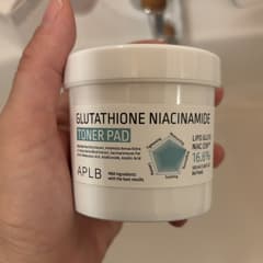aplb glutathione niacinamide toner pad APLB Glutathione Niacinamide Toner Pad 💙 With a soft embossed surface  *Trim skin texture after washing *Concentrate on areas of concern *Trim  makeup residue With a dense flat surface *Soft moisturizing care * main image 0