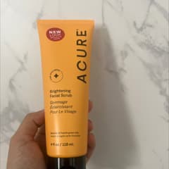 صورة عميلة راضية عن مقشر ACURE