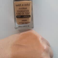 Wet N Wild Photo Focus Dewy Foundation In Caramel | Selbstie-taugliche Foundation Mit Strahlendem Finish