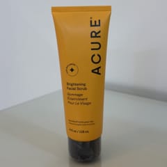 صورة عميلة راضية عن مقشر ACURE