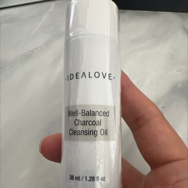 زيت التنظيف بالفحم حجم تجريبي أفضل غسول ومنظف للبشرة من اي هيرب